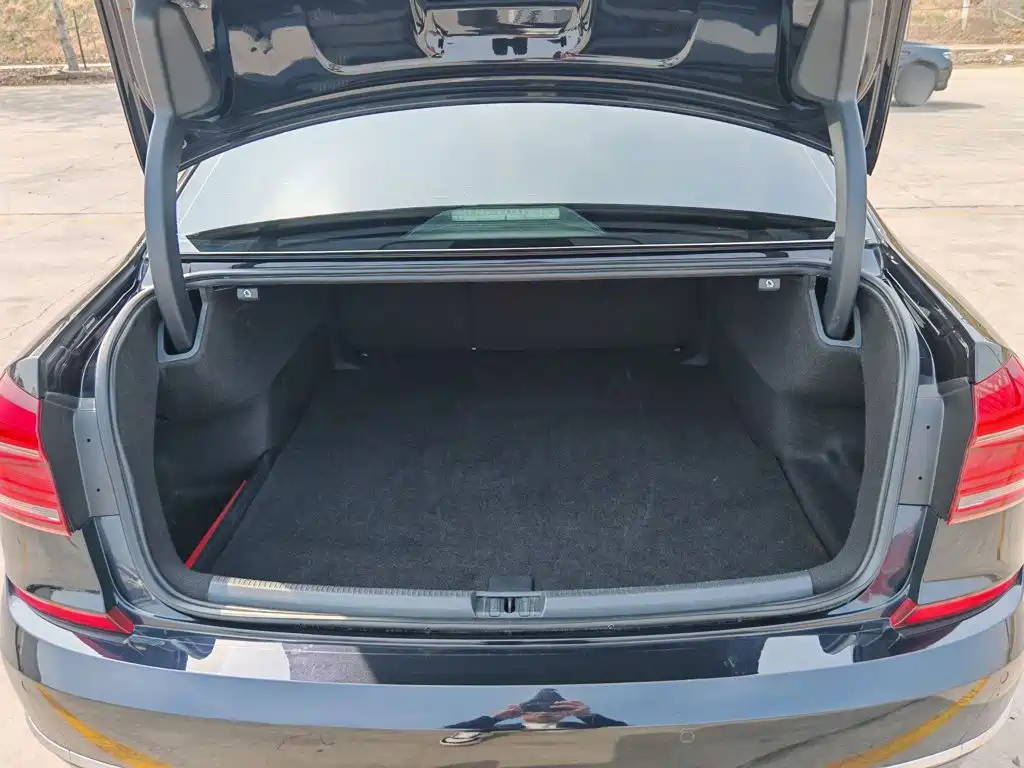 Photo 10 - Volkswagen Passat