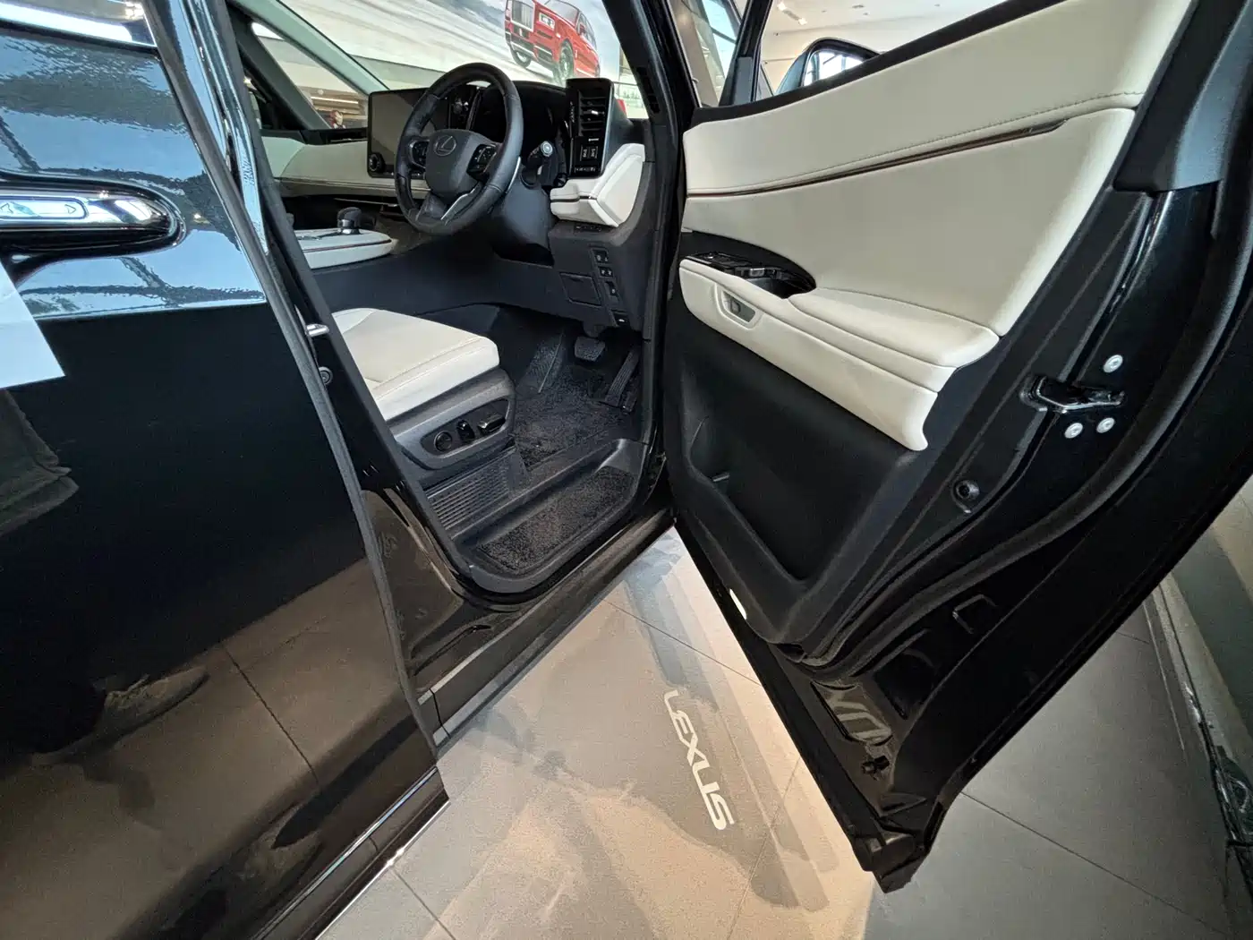 Lexus LM 2025 Model 500h Six-Seater Prestige Edition фото 9