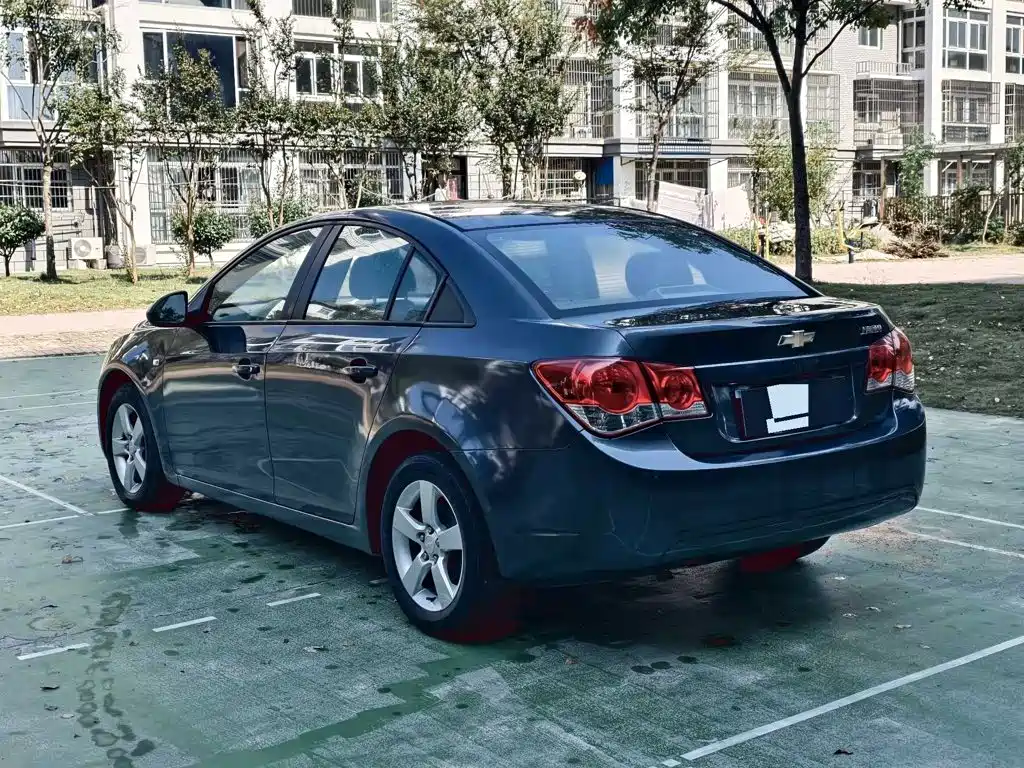 Photo 6 - Chevrolet Cruze