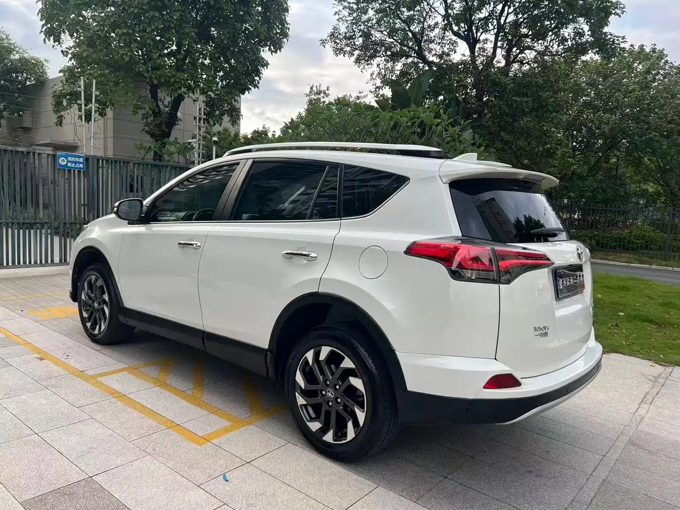 Toyota RAV4 Rongfang 2016 2.5L Automatic 4WD Premium фото 6