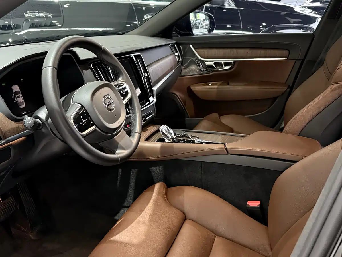 VOLVO S90