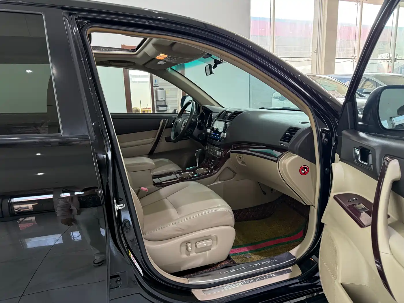 Toyota Highlander 2011 2.7L 2WD 7-seat Luxury фото 7