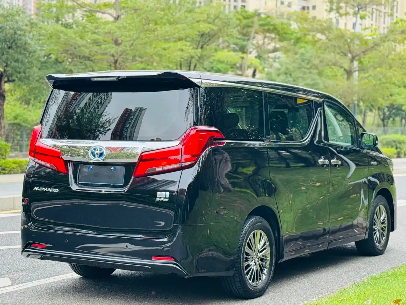 Toyota Alphard 2019 Hybrid 2.5L Luxury фото 3