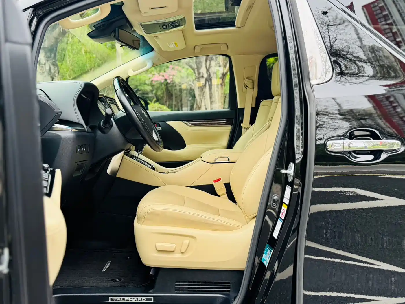Toyota Alphard 2019 Hybrid 2.5L Luxury фото 7