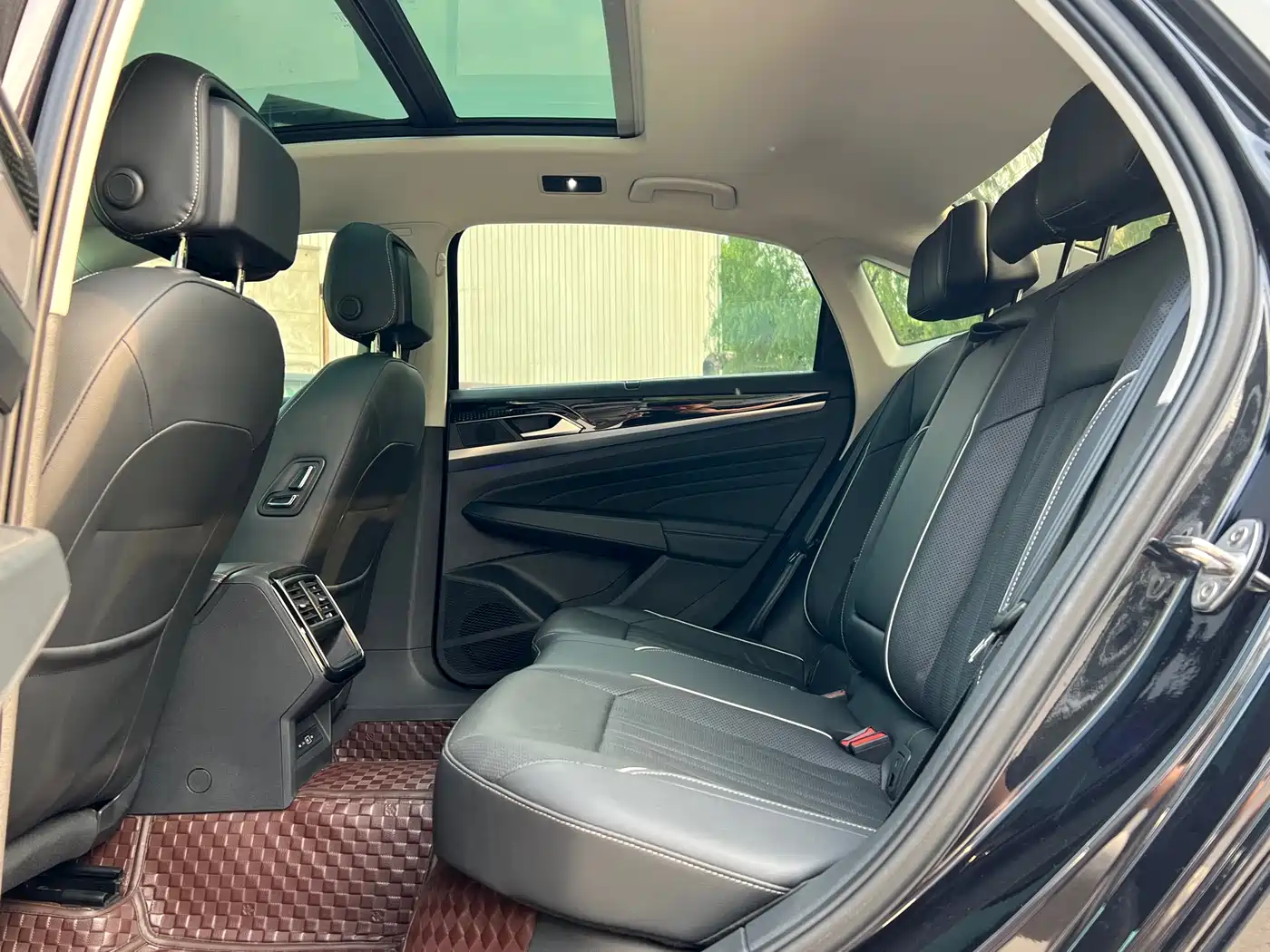Volkswagen Passat 2022 330TSI Starlight Luxury Edition фото 12