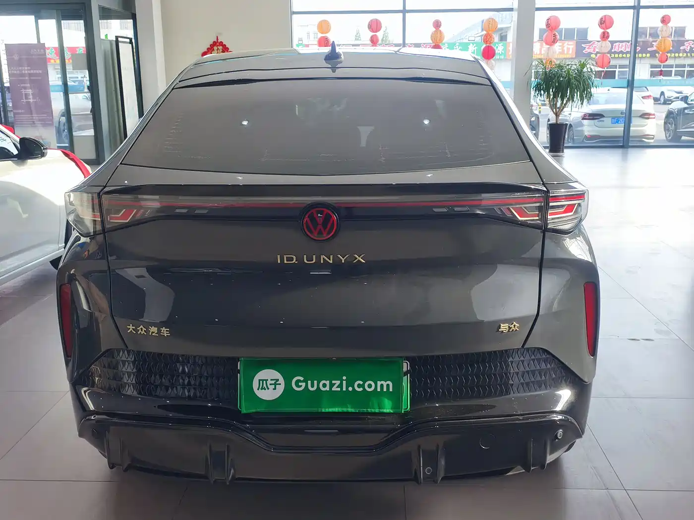 VOLKSWAGEN WITH THE CROWD 06