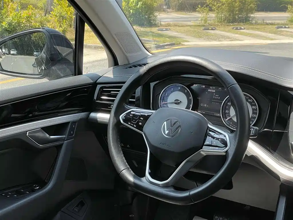 Фото 3 - Volkswagen Touareg