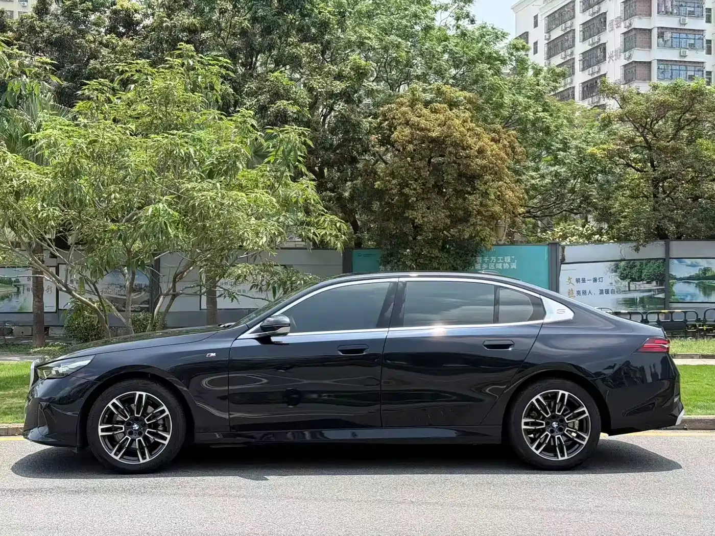 BMW 5 Series 2025 525Li M Sport Package фото 4
