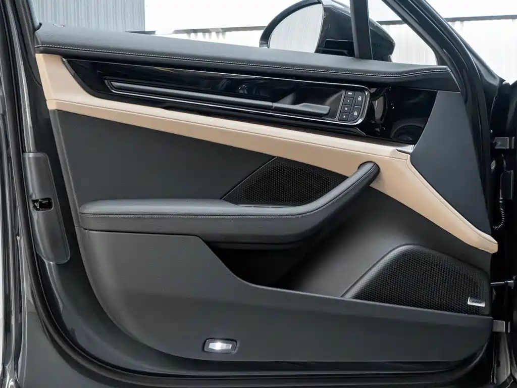 Photo 21 - Porsche Panamera