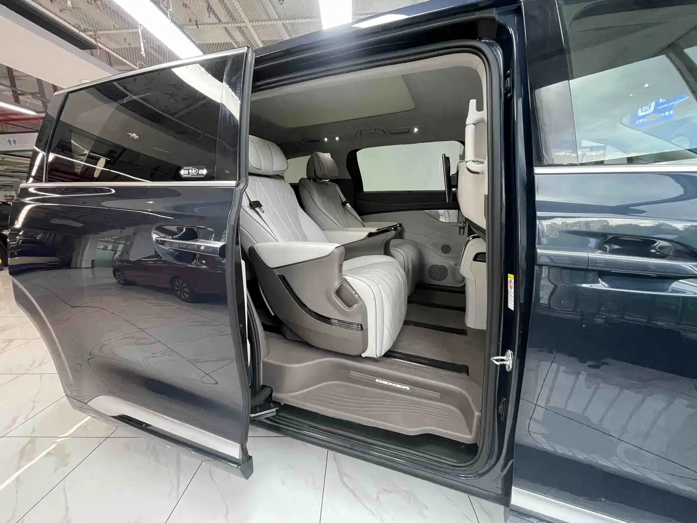 Denza D9 2023 2022 DM-i 970 AWD Flagship