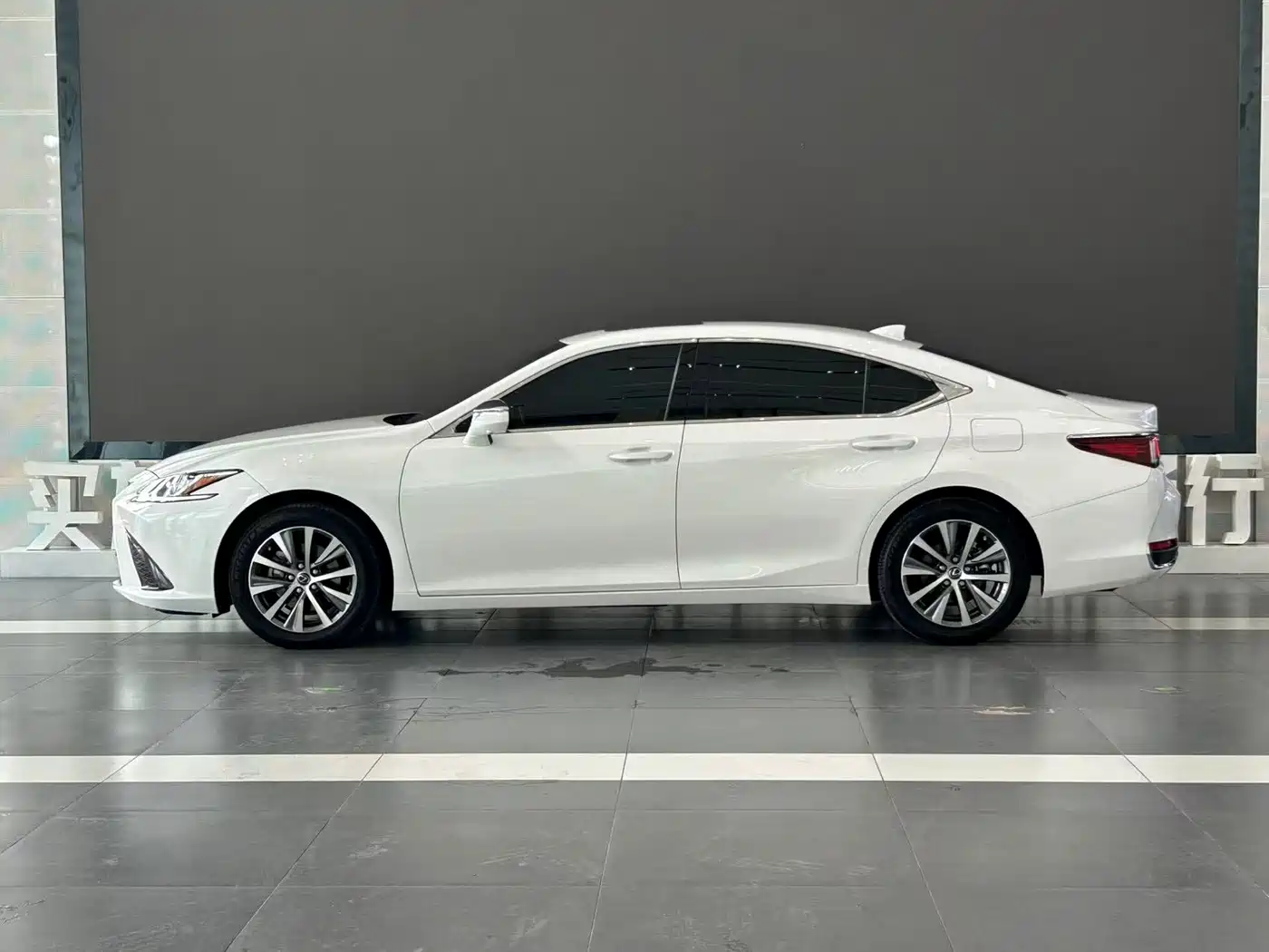 Фото 7 - Lexus ES