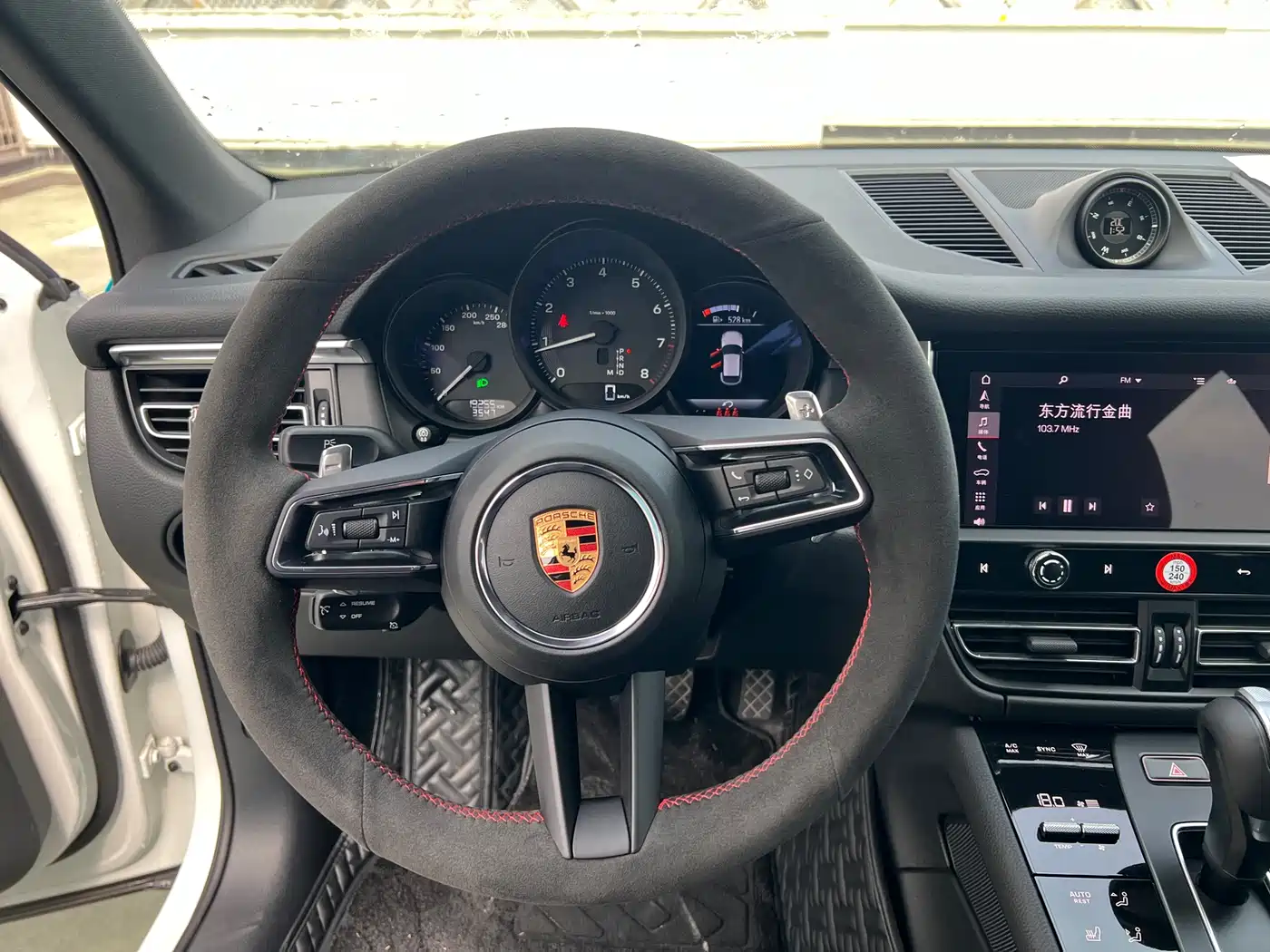 PORSCHE MACAN