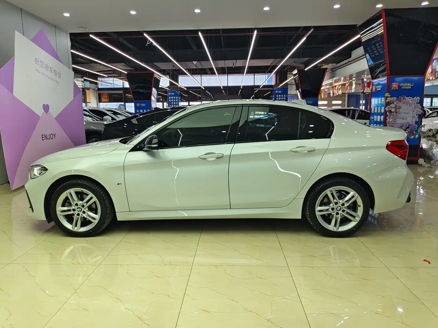 BMW 1 Series 2022 120i M Sport Shadow Edition фото 7
