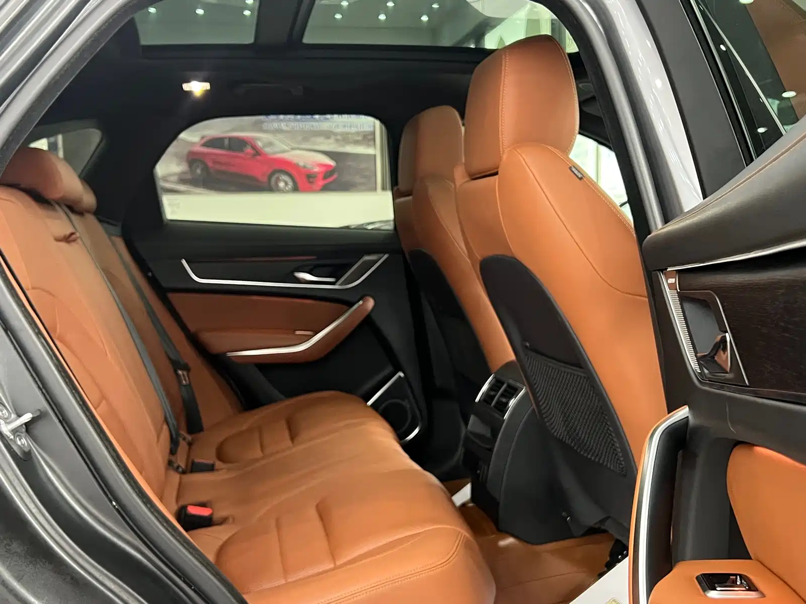 Фото 11 - Jaguar F-PACE