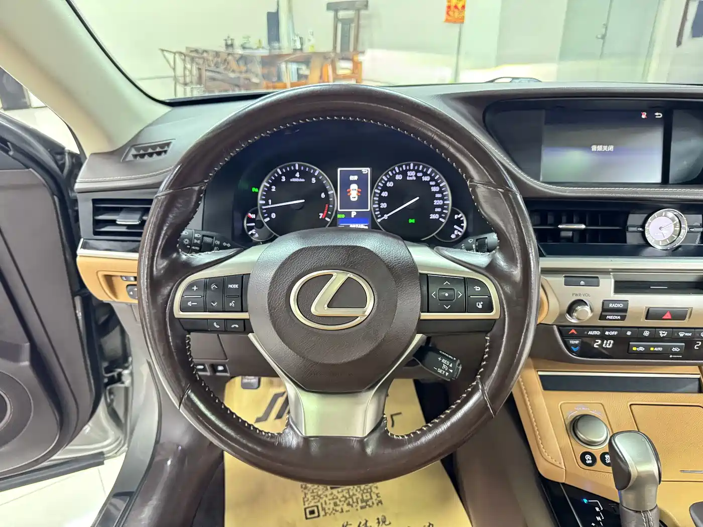 Фото 12 - Lexus ES