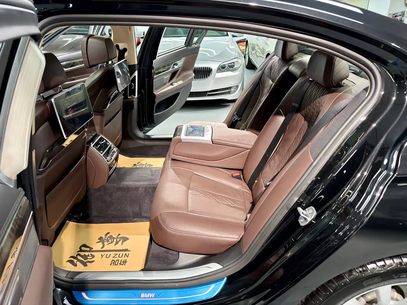 BMW 7 Series 2016 740Li Leading Edition фото 9