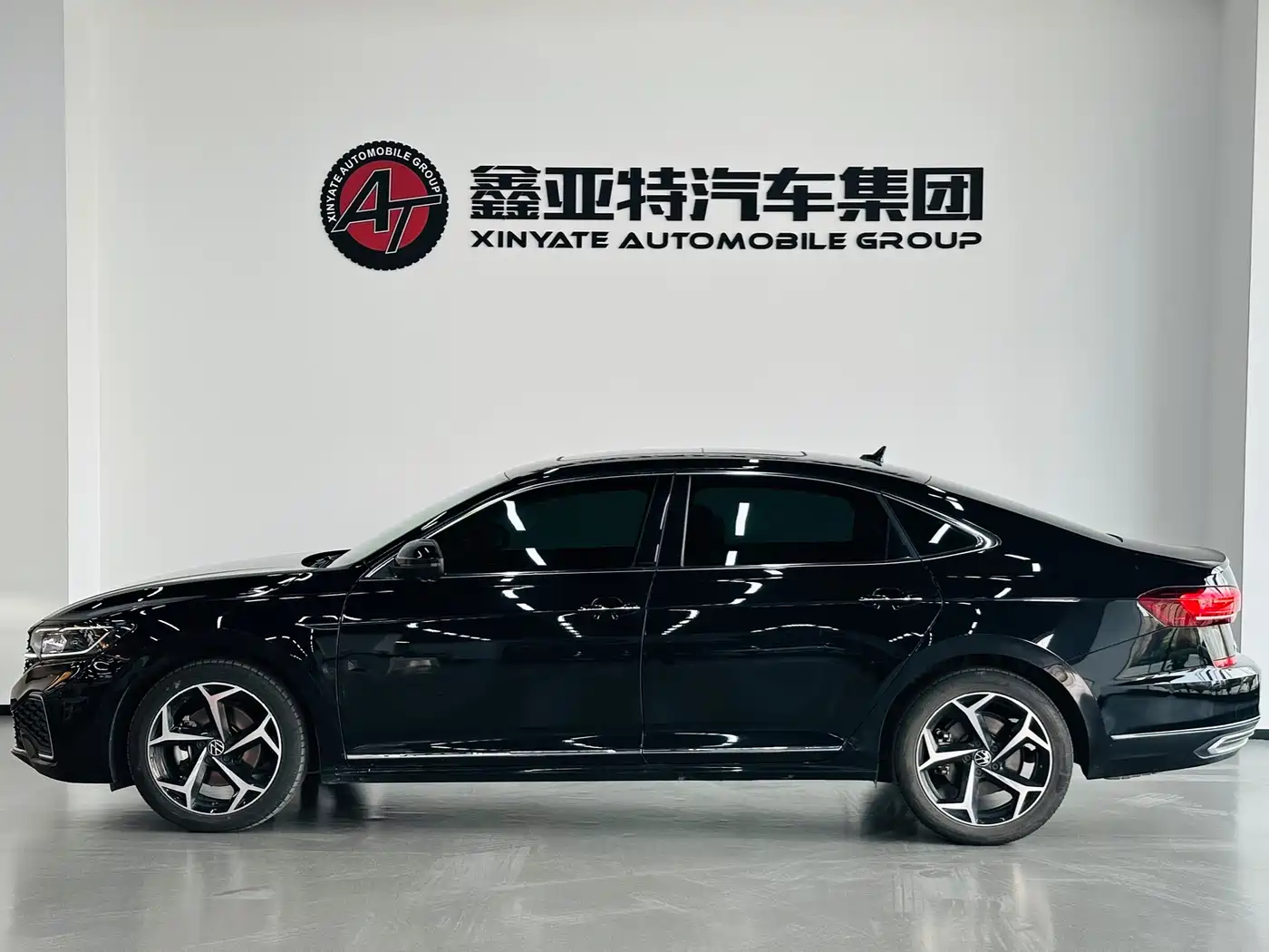 Volkswagen Passat 2024 380TSI Starlight Luxury Edition фото 4