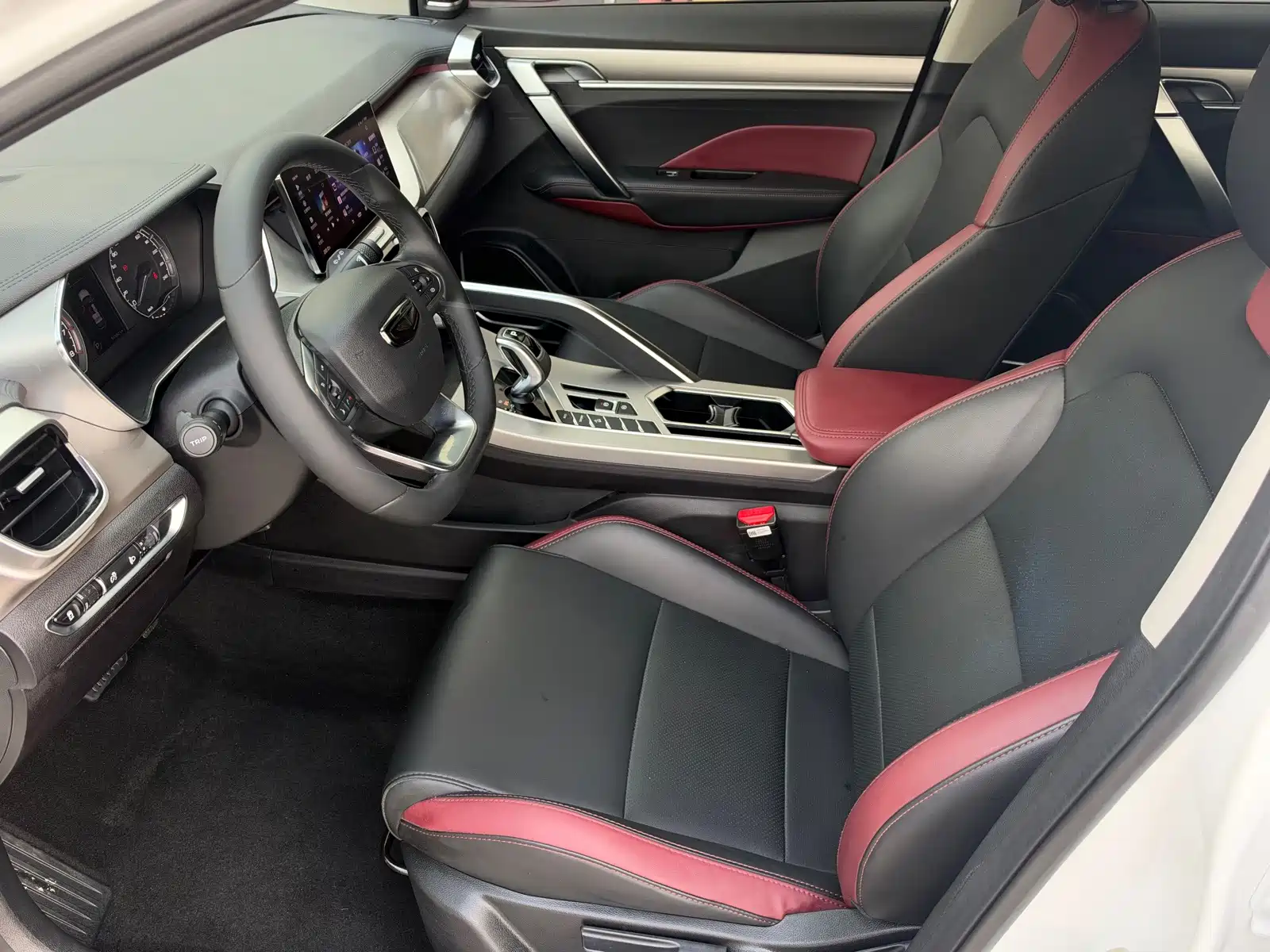 Фото 5 - Geely Coolray