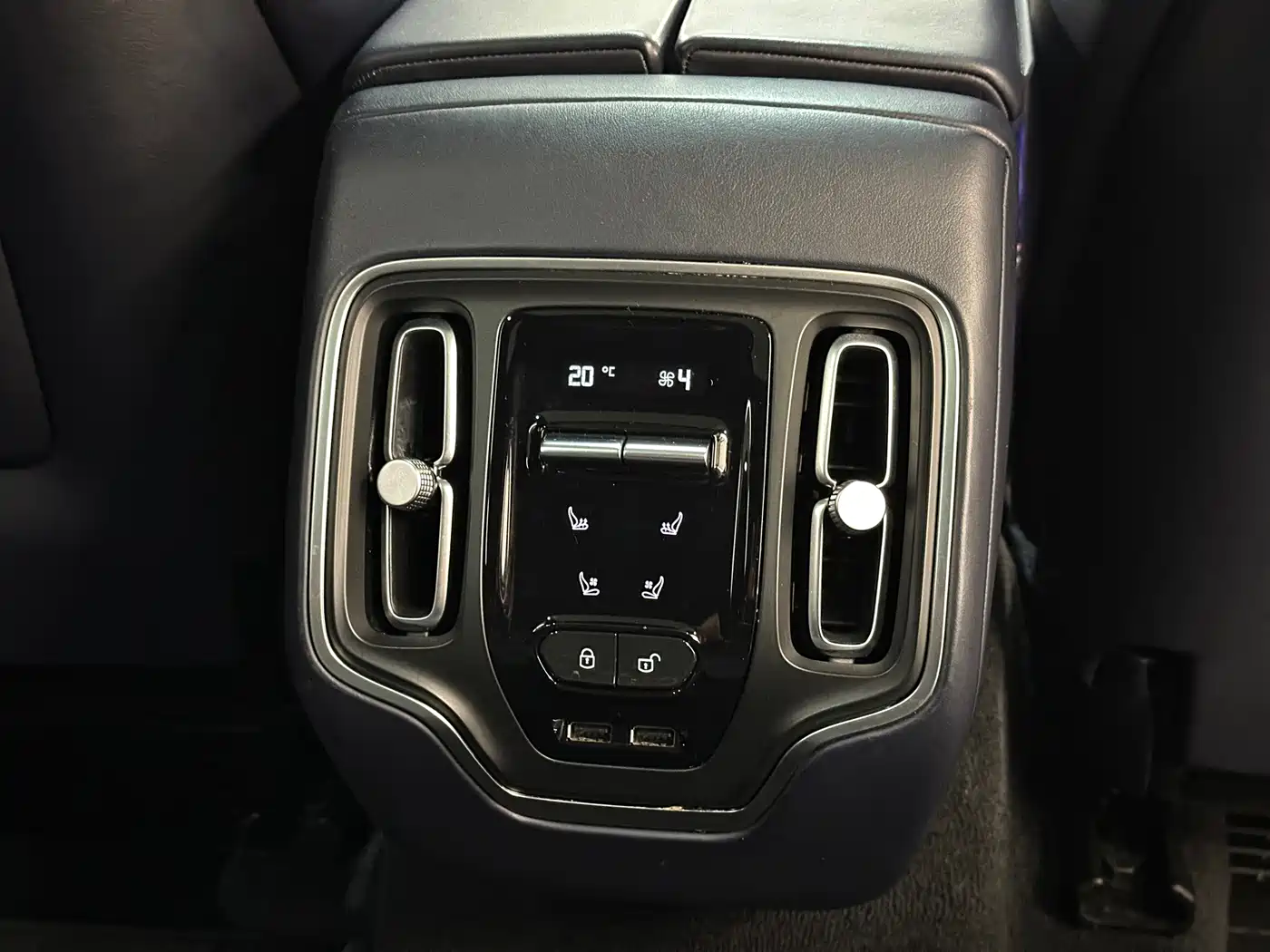 Photo 16 - Aston Martin DBX