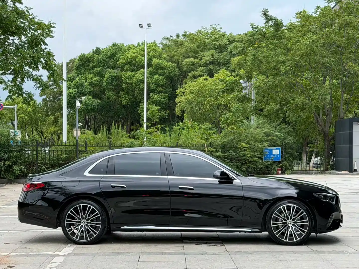 صورة 8 - Mercedes-Benz E-Class