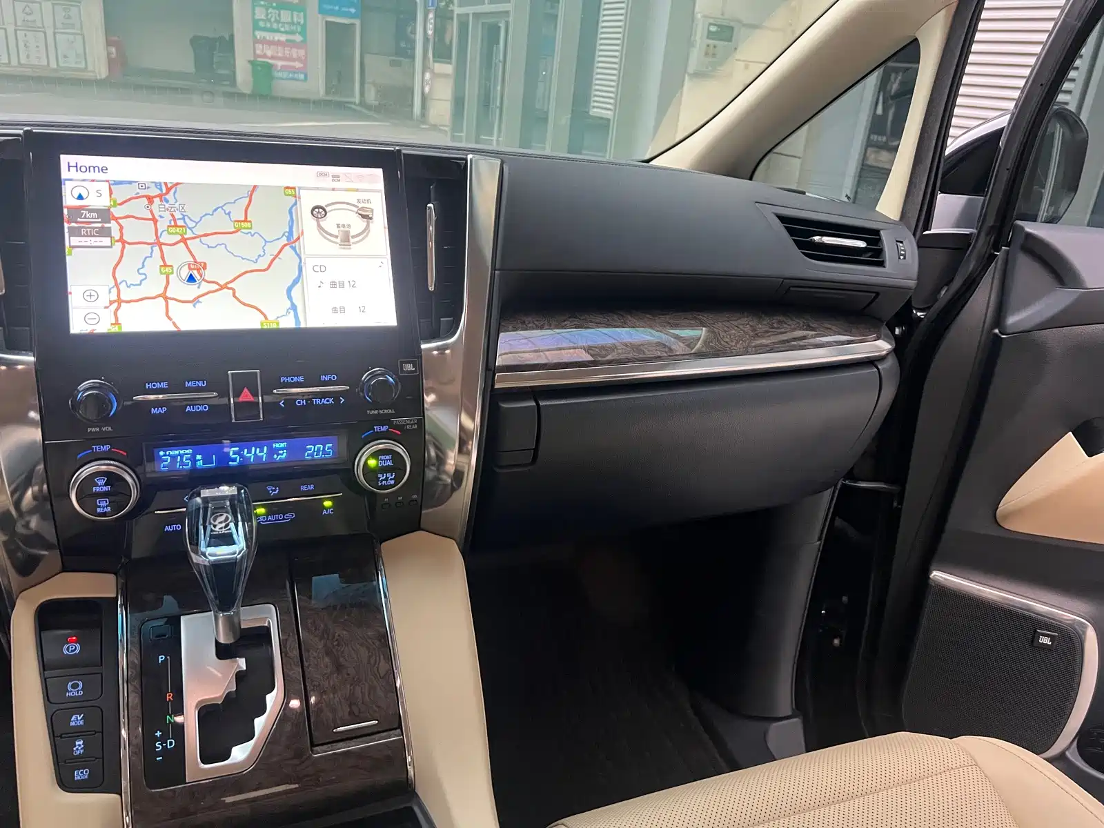 Фото 17 - Toyota Vellfire