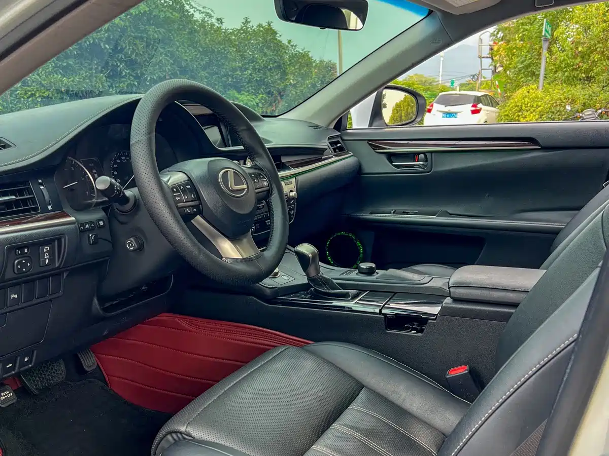 Фото 7 - Lexus ES
