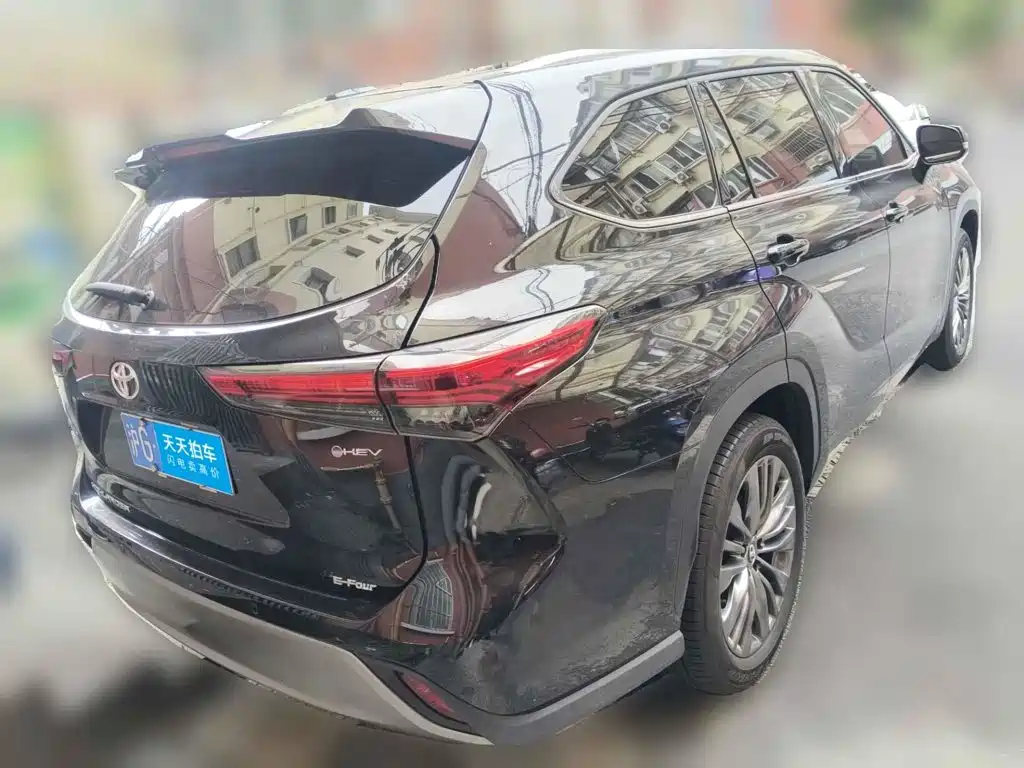Photo 2 - Toyota Highlander