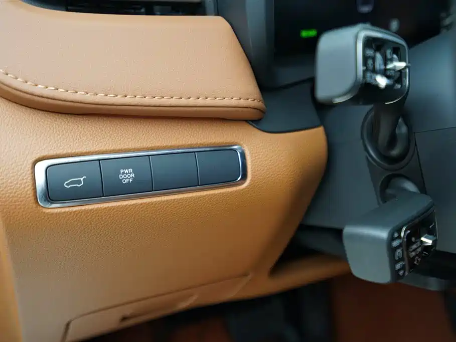 Hongqi HQ9 2023 2.0T Smart Connect Flag Smooth Edition фото 7