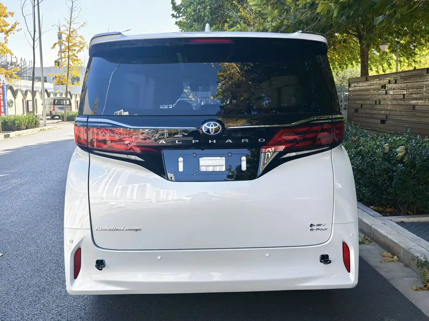 Toyota Alphard 2025 Hybrid 2.5L Ultimate Gold Edition фото 6