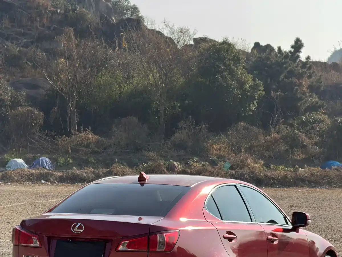 Фото 3 - Lexus IS