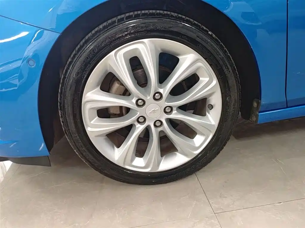Chevrolet Cruze 2017 1.4T Hatchback DCT Leading Edge Edition фото 23
