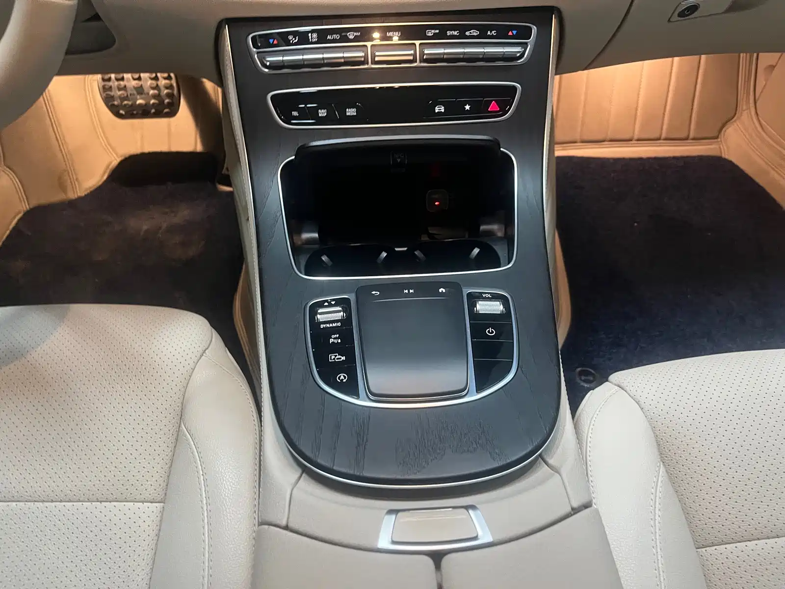 صورة 8 - Mercedes-Benz E-Class