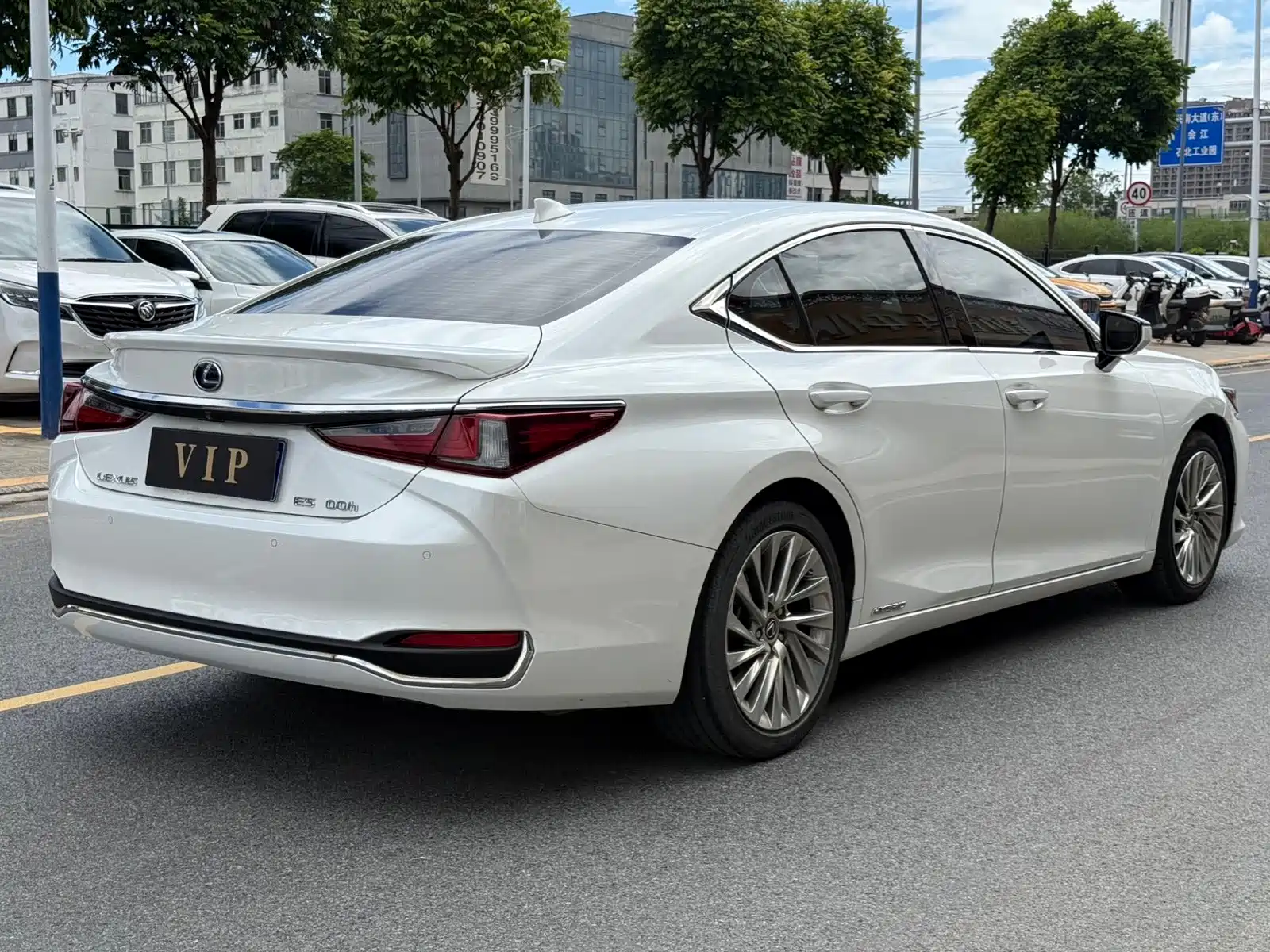 Фото 7 - Lexus ES
