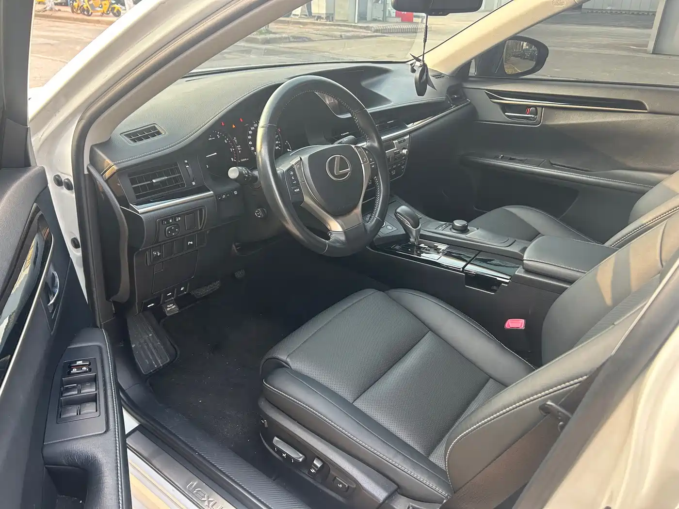 Фото 9 - Lexus ES