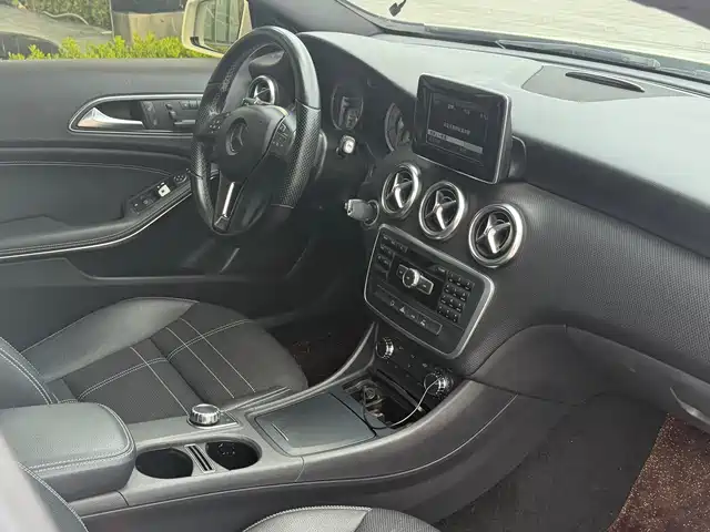Mercedes-Benz A-Class (Import) 2015 A 200 Fashion — фото 2