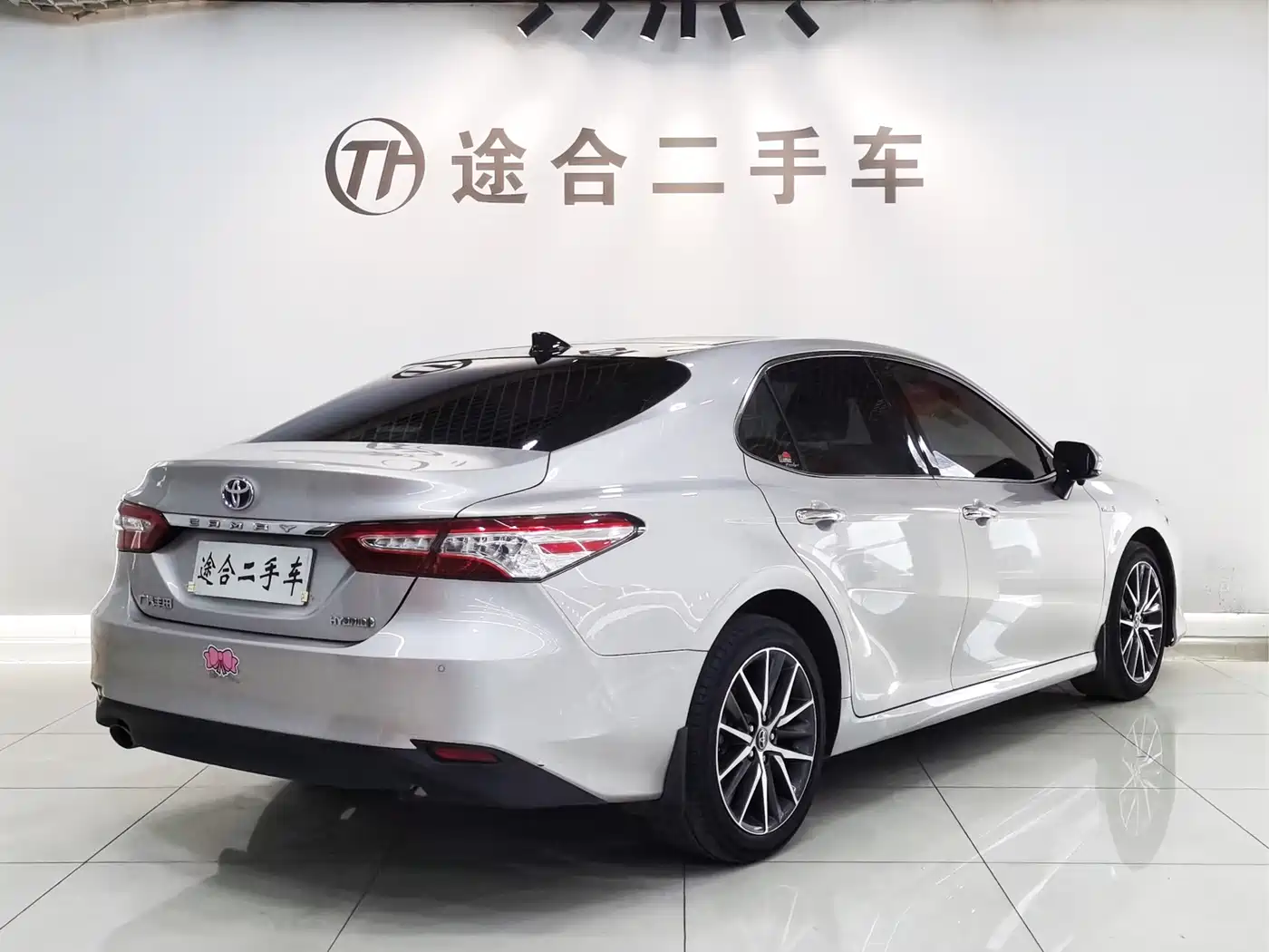 Toyota Camry 2021 Hybrid 2.5HG Luxury Edition фото 2