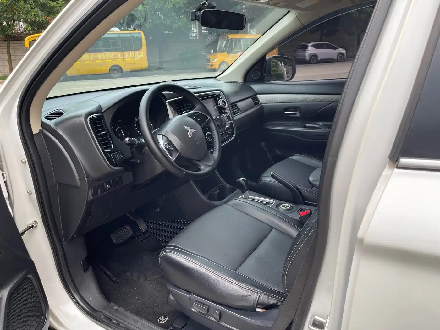 Mitsubishi Outlander (Import) 2014 2.4L 4WD Luxury Value Edition 5-seater фото 5