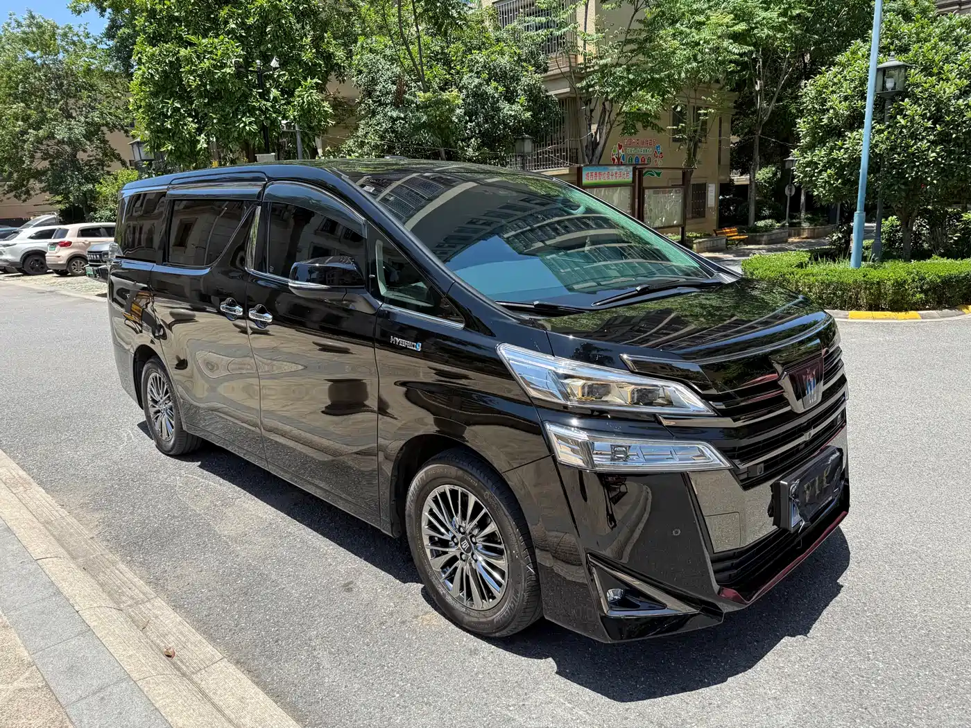 Toyota Vellfire 2023 Crown Hybrid 2.5L HV Luxury фото 3