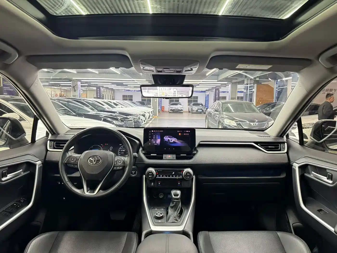 Toyota Wildlander 2023 Hybrid 2.5L E-CVT AWD Premium Edition фото 6