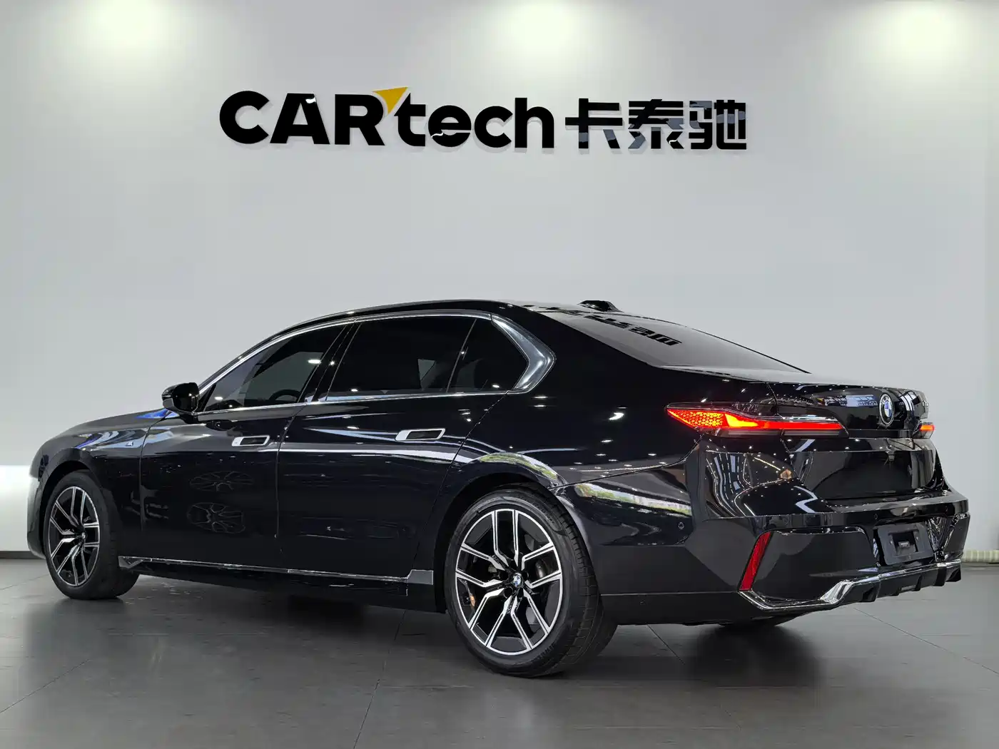 BMW 7 Series 2023 Model 735Li M Sport Package фото 12