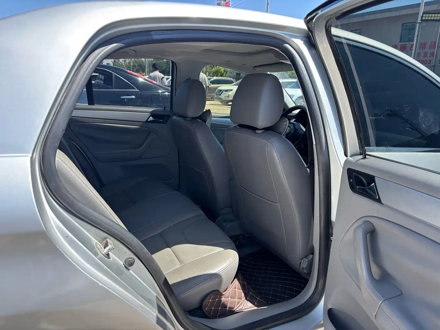 Volkswagen Bora 2011 1.6L Automatic Comfort фото 12