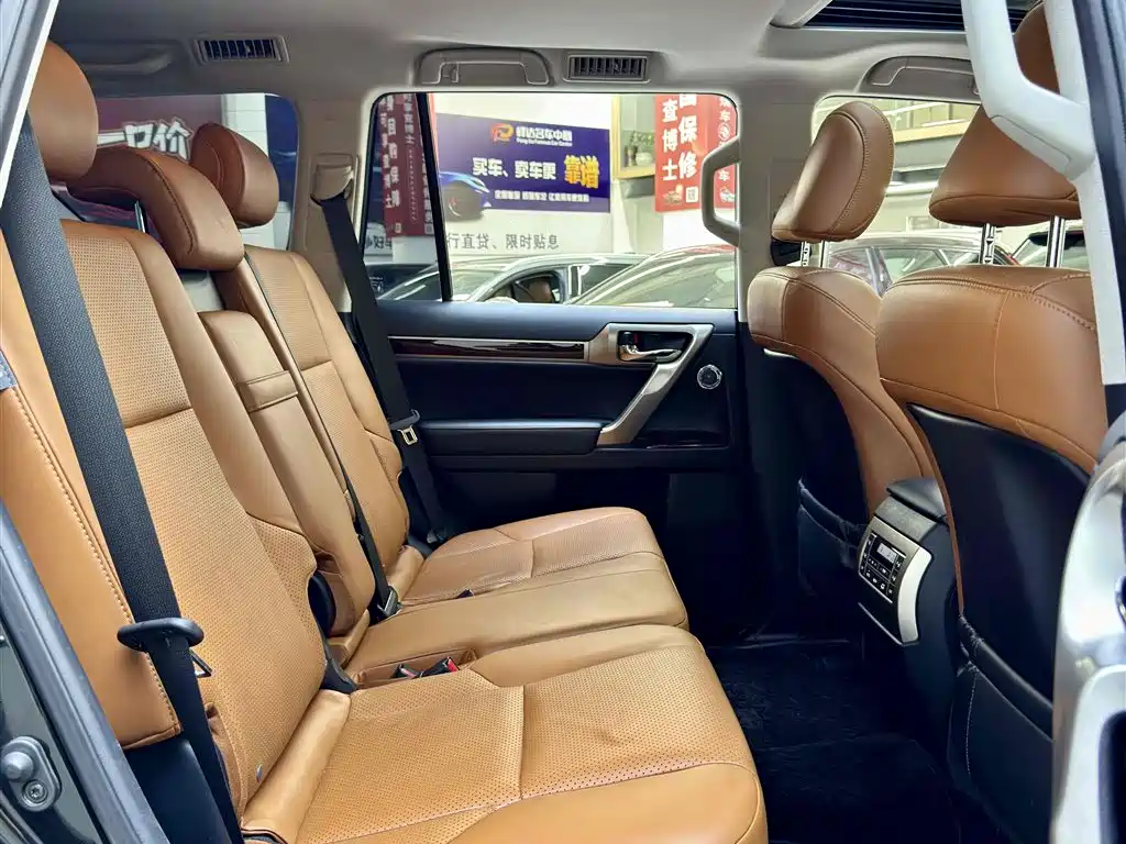 Photo 6 - Lexus GX