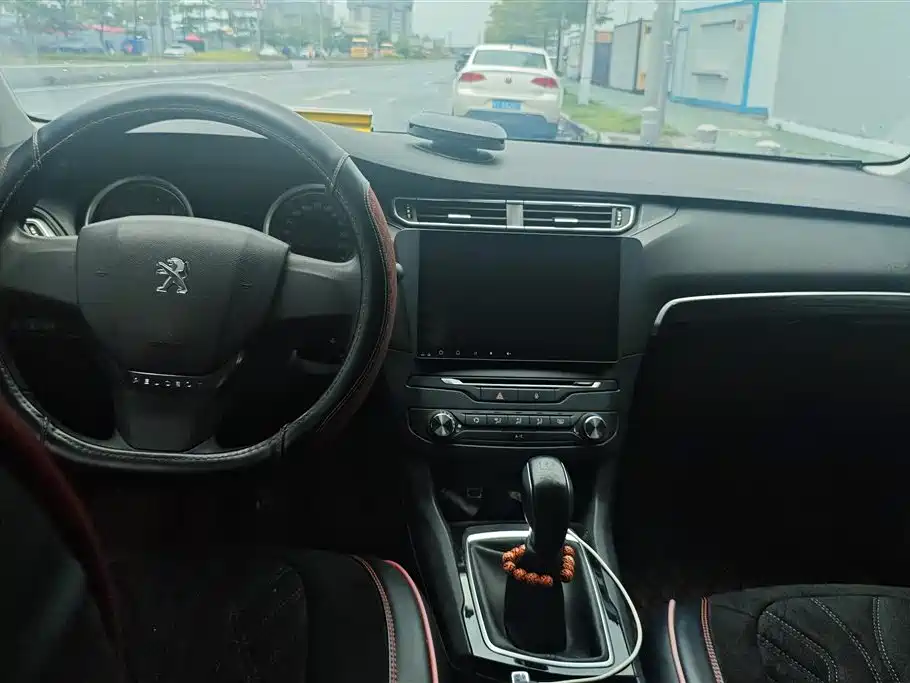 Peugeot 408 2018 1.8L Manual Leading Edition фото 12