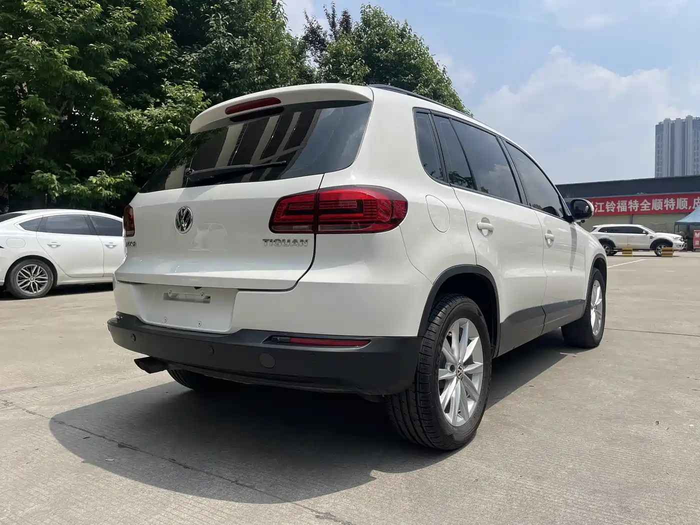VOLKSWAGEN TIGUAN