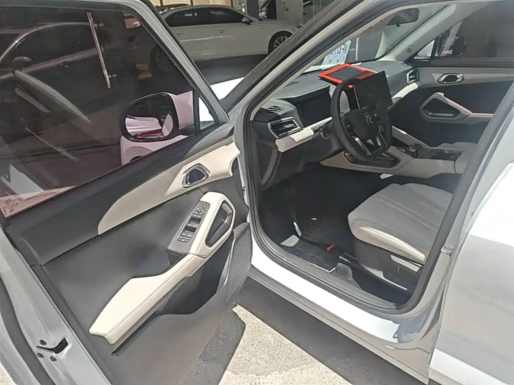 BYD Yuan UP 2024 401KM Leading Edition фото 16