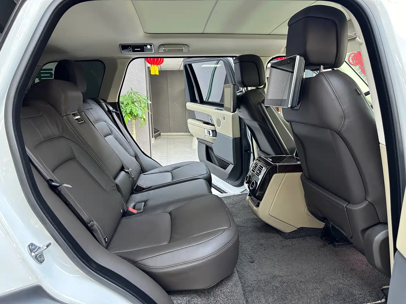 Land Rover Range Rover 2021 3.0 L6 Heritage Extended Classic Edition фото 17