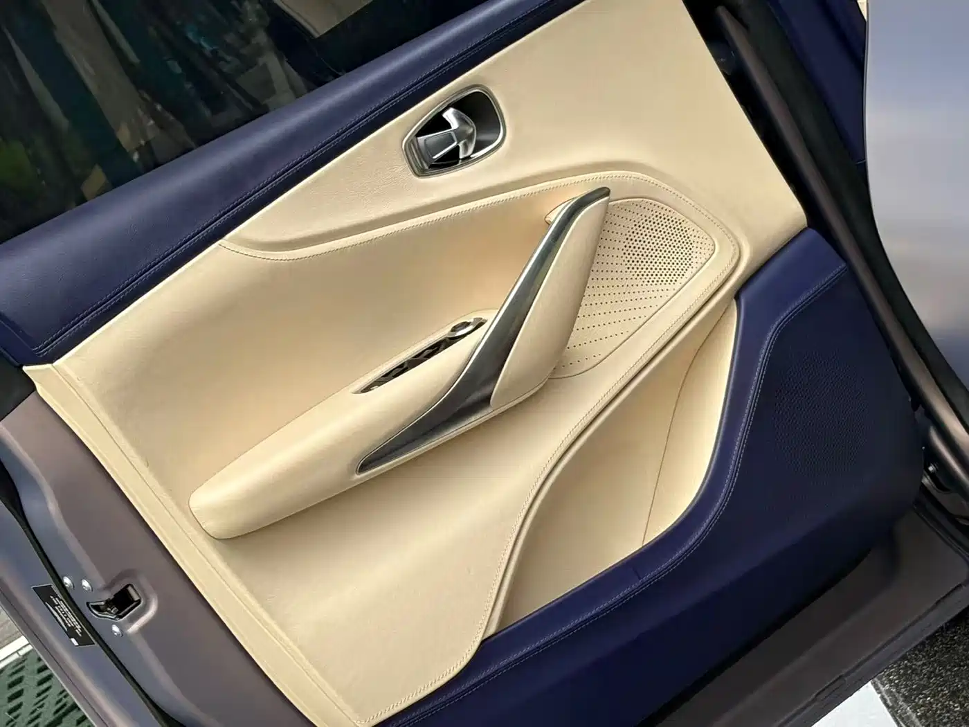 Aston Martin DBX 2021 2021 4.0T V8 Silk Road Splendor