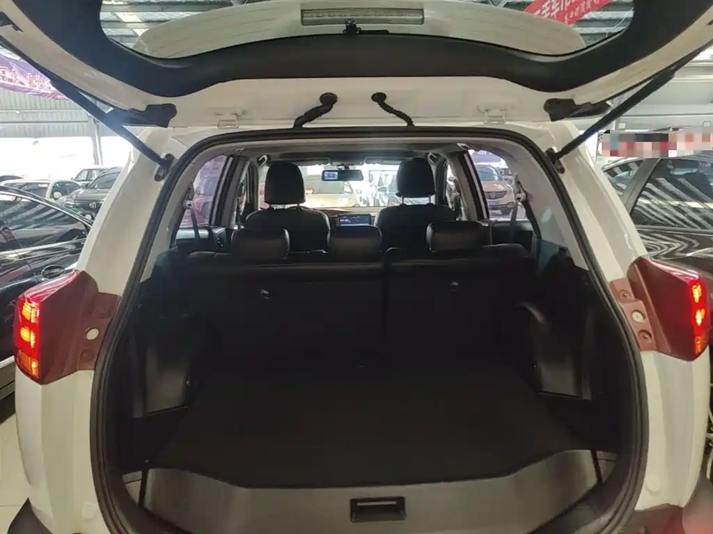 Toyota RAV4 Rongfang 2015 2.0L CVT 2WD Trend Edition фото 15