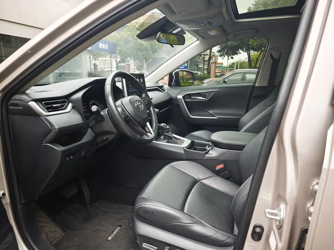 Toyota Wildlander 2022 2.0L CVT FWD Luxury Edition фото 4