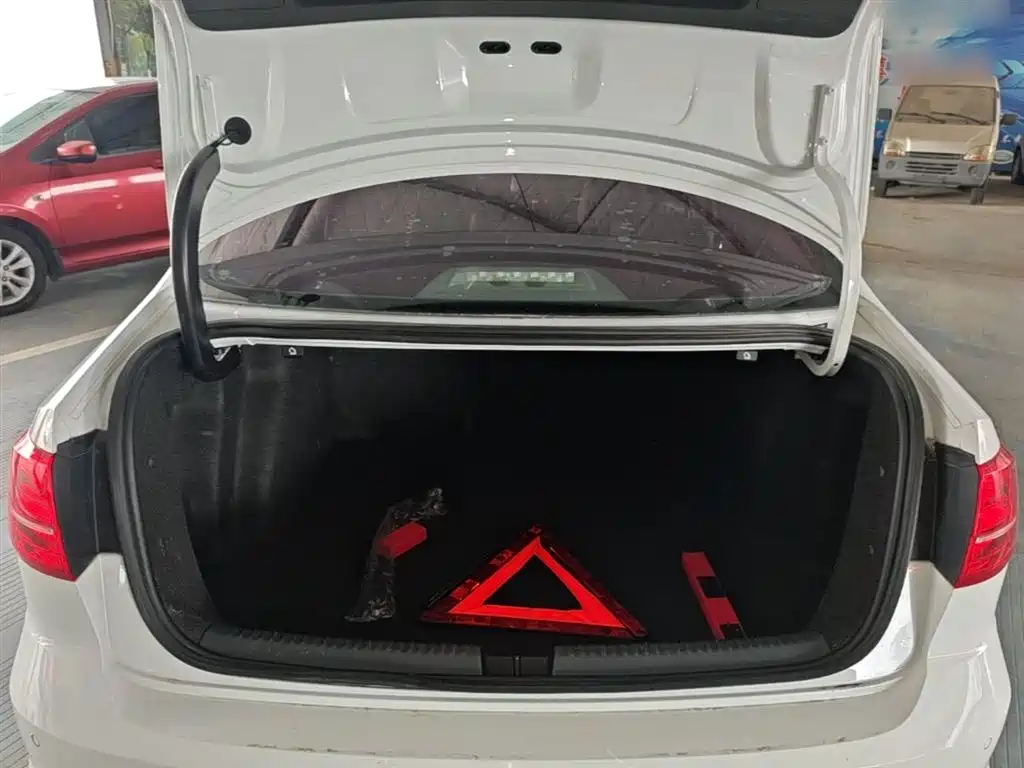 Volkswagen Sagitar 2018 1.6L Automatic Comfort фото 19